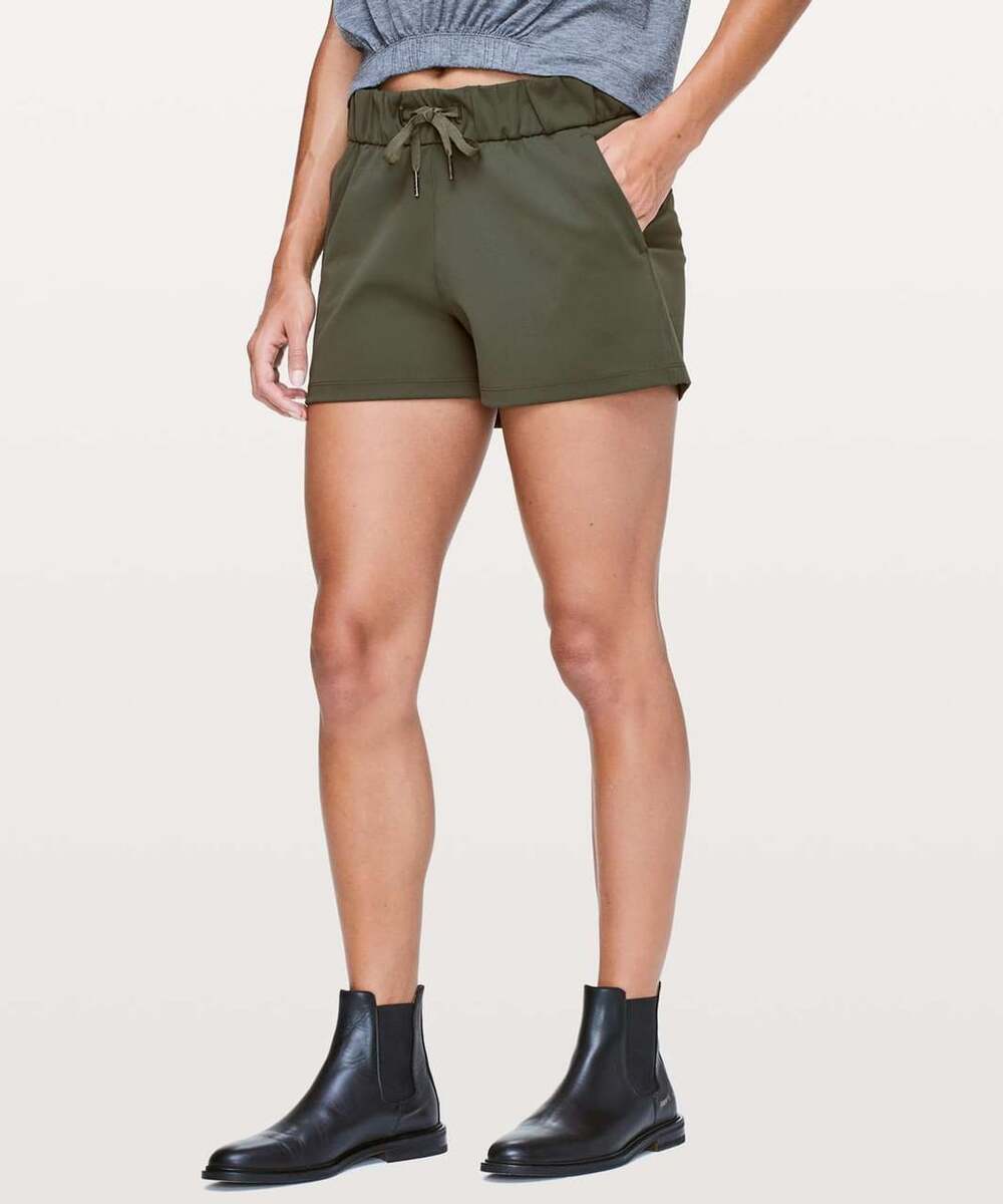 Women’s Lululemon On The Fly Short 2.5” Size 4